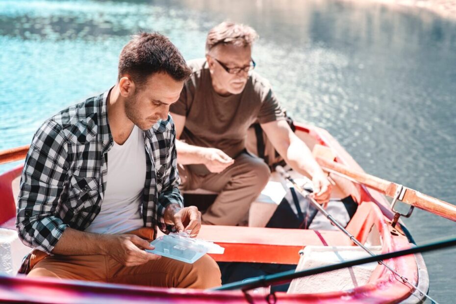 Futur plaisancier comparant les tarifs de formations au permis côtier sur un ordinateur